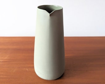 Handgemachter Wasserkrug in salbeigrün aus hochwertigem pigmentiertem Porzellan, Karaffe Bauhausstil mit schlichtem eleganten Design