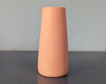 Handgemachter Wasserkrug in orange aus hochwertigem pigmentiertem Porzellan, Karaffe Bauhausstil mit schlichtem eleganten Design