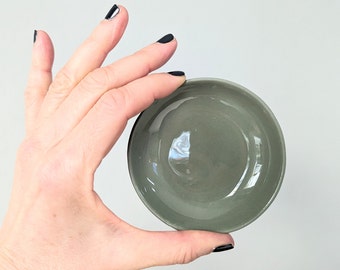 Salbeigrünes Porzellan-Tellerchen, handgemacht aus pigmentiertem Porzellan, Ringschale, Snackschälchen, Keramikteller olivgrün