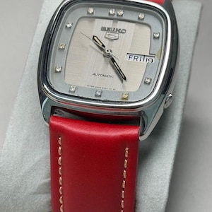 Vintage Seiko 5, square gray dial, red leather strap automatic gents rare dial clean watch (H13)