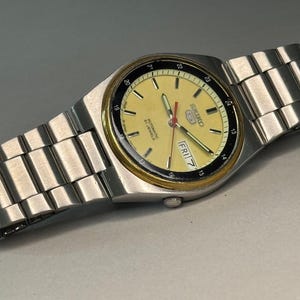 Vintage Seiko 5, Yellow Dial, Stainless Steel Bracelet, Automatic 21 Jewels, Japan-made, gents rare dial clean watch (H23)