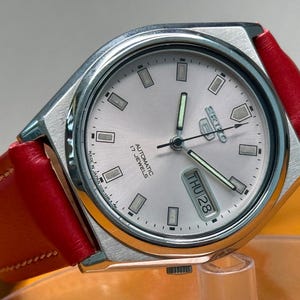Vintage Seiko 5, White Dial, Red Leather Strap, Gray Hour Markers, Automatic 17 Jewels, Japan-Made, Gents (H28)