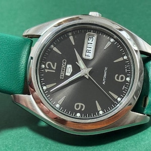 Vintage Seiko gray dial, green leather strap -  automatic gents rare dial clean watch (H4)