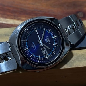Vintage Seiko 5 dark blue dial, gray stainleess steel strap - automatic gents rare dial clean watch (H6)