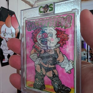 ¡Tarjeta ilustrada inspirada en Garbage Pail Kids, impresa en cartulina oficial de Creepy Steve con un toque de Tim Curry!