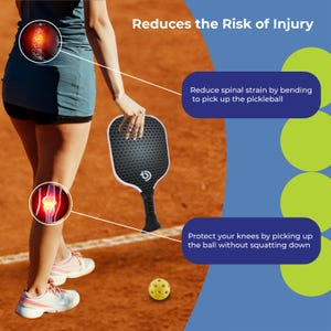 Pu&ograve; includere: Una racchetta da pickleball in bianco e nero con un design a nido d'ape &egrave; tenuta in mano da una persona. L'immagine include il testo che recita "Riduce il rischio di lesioni" e spiega come ridurre lo sforzo spinale e proteggere le ginocchia.