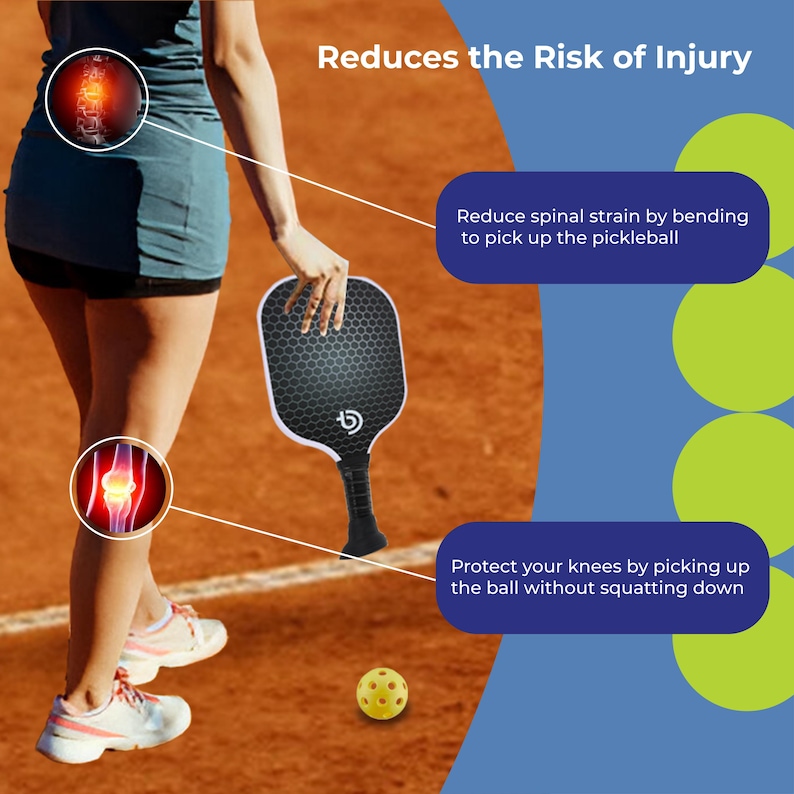 Pu&ograve; includere: Una racchetta da pickleball in bianco e nero con un design a nido d'ape &egrave; tenuta in mano da una persona. L'immagine include il testo che recita "Riduce il rischio di lesioni" e spiega come ridurre lo sforzo spinale e proteggere le ginocchia.