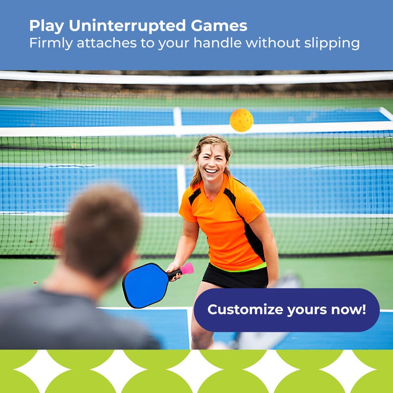 Pu&ograve; includere: Una donna con una maglietta sportiva arancione e nera sorride mentre gioca a pickleball. L'immagine include una racchetta blu, una palla gialla e il testo "Play Uninterrupted Games" e "Customize yours now!"