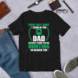 Jeden Tag ich jage ich denke an dich Vati, weil ich weiß, dass du auch im Himmel jagst - Unisex T-Shirt