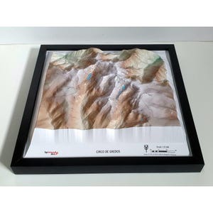 Puede incluir: Un mapa topográfico 3D enmarcado del Circo de Gredos. El mapa presenta relieve detallado, con tonos marrones, beiges y verdes. El marco es negro y el mapa incluye el texto "Circo de Gredos".