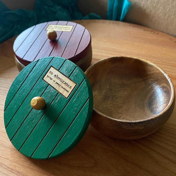 Acacia Wood Bowls with Laser-Engraved Hobbit Door Lids – A Touch of the Shire for Your Table**