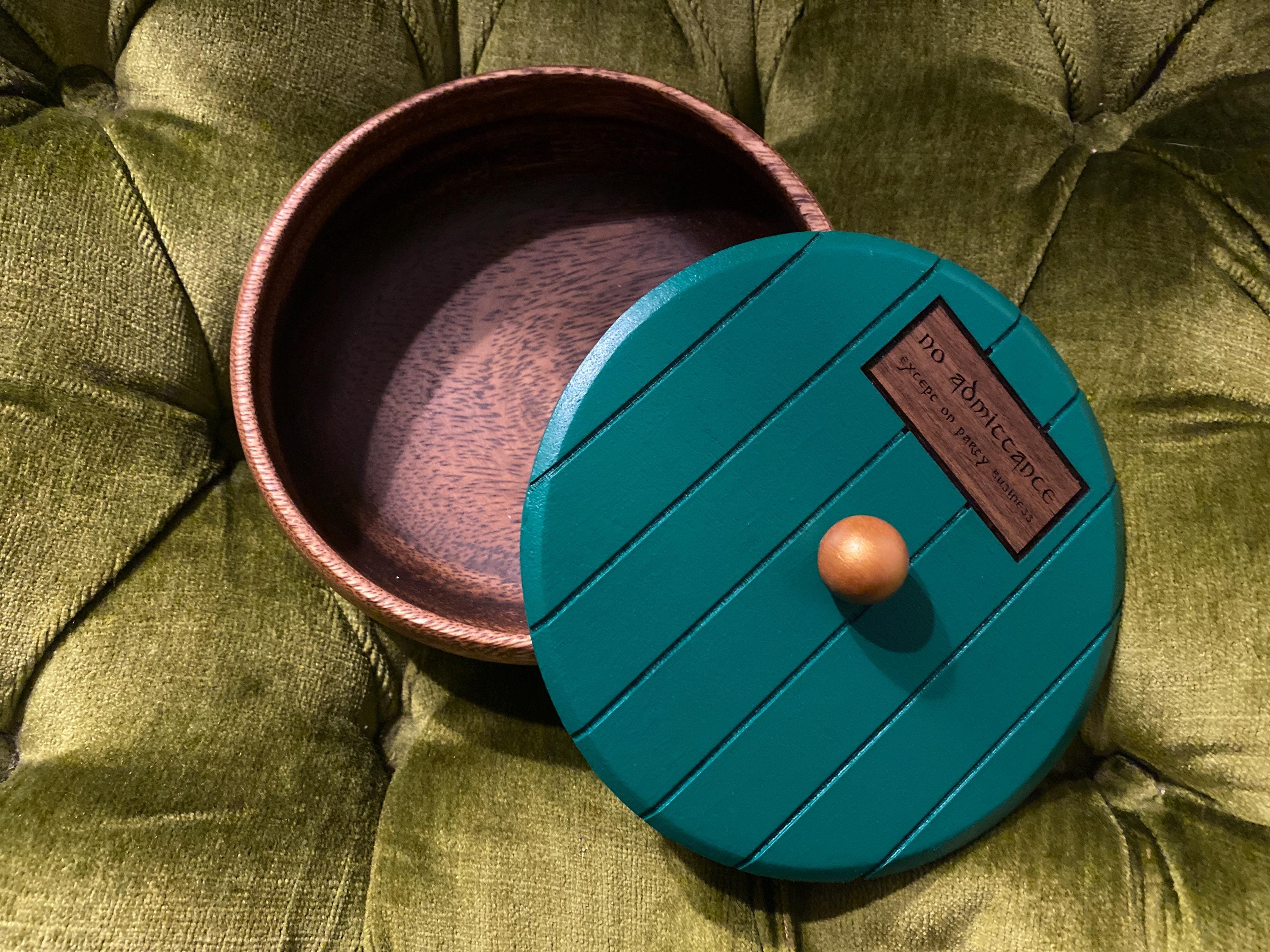 レーザー彫刻されたホビットの扉付きアカシア材ボウル – あなたの食卓にホビット庄の雰囲気を** - Etsy 日本