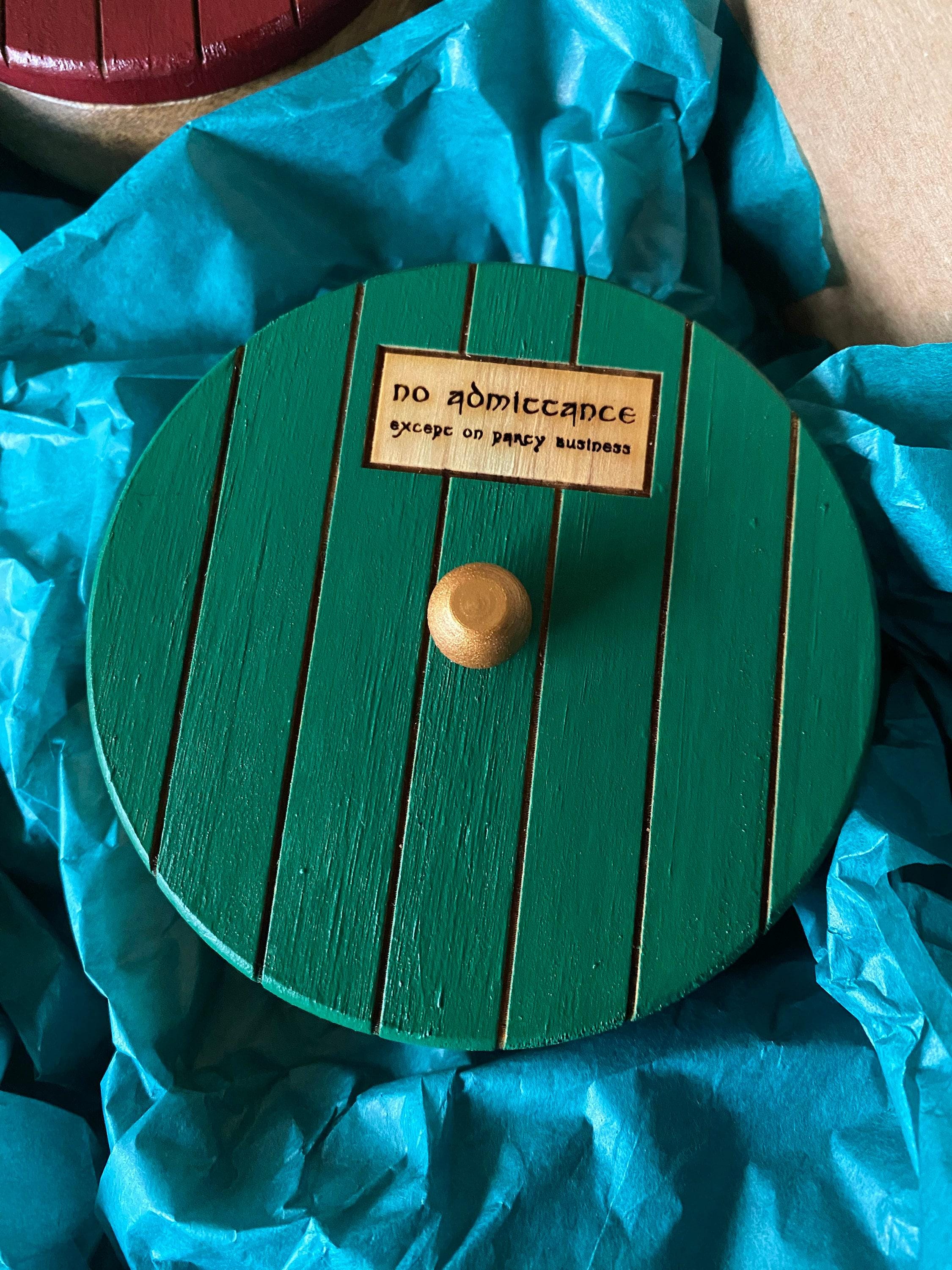 レーザー彫刻されたホビットの扉付きアカシア材ボウル – あなたの食卓にホビット庄の雰囲気を** - Etsy 日本