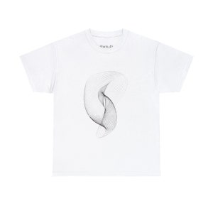 Könnte beinhalten: Weißes T-Shirt mit einem schwarzen abstrakten Design und dem Text "Shirts 45" auf der Vorderseite.