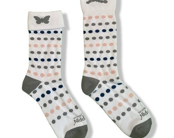 Calcetines con puños reversibles: diseño de mariposa a oruga con lunares