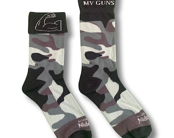 Pregúntame sobre mis armas. Flexión de bíceps. Calcetines de camuflaje.