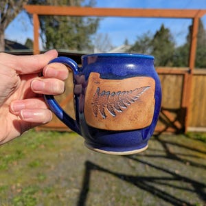 Taza hecha a mano con diseño de helecho púrpura de Oregon de vientre grande.