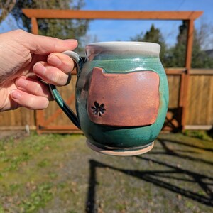 Taza de Oregon verde bosque de gran tamaño hecha a mano (con sello de hoja)