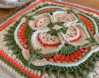 Könnte beinhalten: Ein gehäkeltes Quadrat mit einem floralen Design in Grün-, Beige- und Koralltönen.