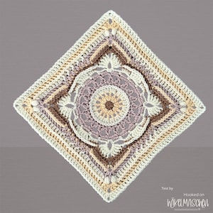 Könnte beinhalten: Quadratische gehäkelte Tischdecke in Diamantenform. Das Design zeigt konzentrische Kreise und quadratische Ecken mit einer Farbpalette aus Creme, Beige, Braun und Lavendel. Der Text "Test by Hooked on häkelmaschen" befindet sich unten rechts.