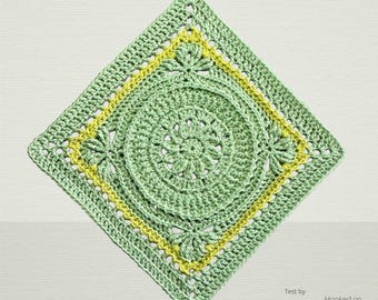 Könnte beinhalten: Quadratische, gehäkelte Tischdecke in Grün- und Gelbtönen. Die Mitte zeigt ein kreisförmiges Design, umgeben von einem quadratischen Rand mit floralen Akzenten. Die Tischdecke ist handgefertigt und zeigt aufwendige Sticharbeiten. Der Text "Test by Hooked on Häkelmaschen" befindet sich unten rechts.