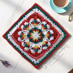 Peut inclure: Nappe carrée au crochet avec un motif floral. La nappe présente une fleur blanche centrale entourée d'accents rouges, blancs, verts et jaunes. Le texte "A Yarn of Serendipity" est visible sur l'image.