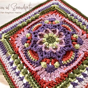 Può includere: Un pezzo quadrato all'uncinetto fatto a mano con un motivo floreale. La tavolozza dei colori comprende sfumature di viola, rosa, verde e arancione. Il testo "A Yarn of Serendipity" e il nome "Pam Knighton-Haener" sono visibili.