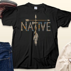 T-Shirt mit dem Aufdruck „Native Pride“, T-Shirt mit indigenem Schriftzug-Motiv, T-Shirt im Stil der amerikanischen Ureinwohner mit Feder- und Pfeilmotiven