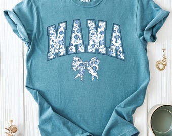 Koszula Comfort Colors® Mama, Koszula z kokardą, Koszula Chinoiserie, Urocza koszula dla mamy, Koszula z niebieską wstążką, Dziewczęcy estetyczny prezent dla mamy, Prezent na Dzień Matki