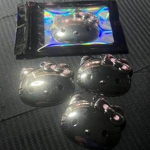 不要になったスマホケース用チャーム｜不要になったケースに付ける、キラキラ輝く大きなハローキティのヘッドリボンチャーム｜DIY、カスタムメイドの高級キラキラアクセサリー 画像 5