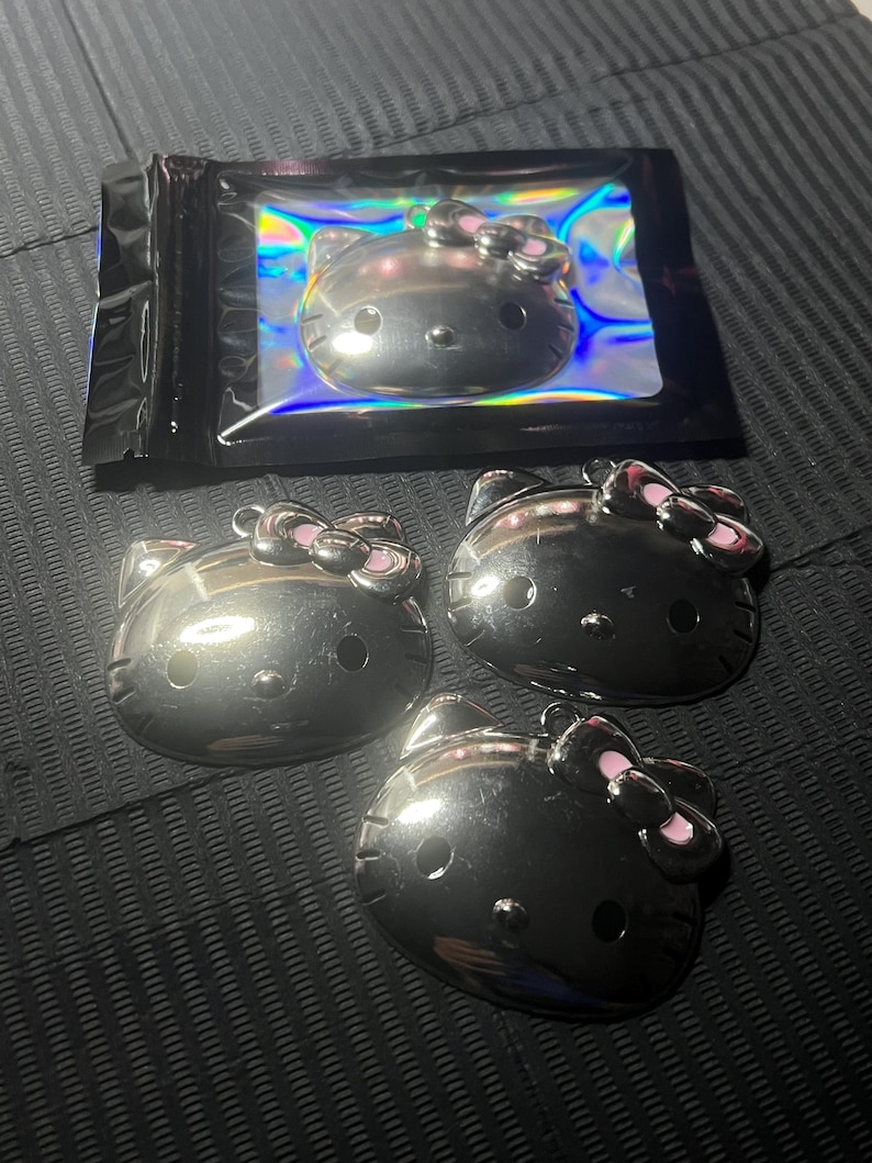 不要になったスマホケース用チャーム｜不要になったケースに付ける、キラキラ輝く大きなハローキティのヘッドリボンチャーム｜DIY、カスタムメイドの高級キラキラアクセサリー 画像 5