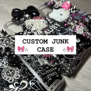 Puede incluir: Funda de teléfono personalizada con un diseño negro y plateado, con Hello Kitty, lazos y varios adornos. El texto "CUSTOM JUNK CASE" se muestra en la funda.