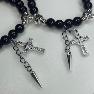 Liliths vrede gotiskt inspirerade svarta emo-dödskalle-helgonkorsarmband || Handgjorda armband med glaspärlor || Matchande vänskapsset, presenter