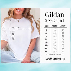 K&ouml;nnte beinhalten: Ein wei&szlig;es Gildan Softstyle T-Shirt mit einer Gr&ouml;&szlig;entabelle. Die Tabelle zeigt die Ma&szlig;e in Zoll f&uuml;r die Gr&ouml;&szlig;en S bis 5XL. Die Breitenma&szlig;e reichen von 45.7 bis 81.3 cm, und die L&auml;ngenma&szlig;e reichen von 71.1 bis 88.9 cm.