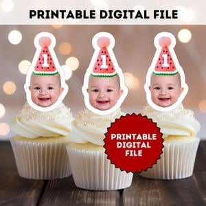 Pode incluir: Três cupcakes com cobertura branca e granulado de pérolas, cada um coberto com o rosto de um bebê usando um chapéu de festa com tema de melancia com o número 1. A imagem inclui o texto "PRINTABLE DIGITAL FILE".