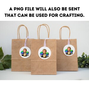 K&ouml;nnte beinhalten: Drei braune Geschenkpapierbeutel mit Griffen, jeweils mit einem wei&szlig;en runden Anh&auml;nger. Die Anh&auml;nger zeigen ein Foto eines Kindes und die Zahl "07" in Blau und Gr&uuml;n. Der Text oben lautet "A PNG FILE WILL ALSO BE SENT THAT CAN BE USED FOR CRAFTING."