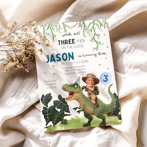 Puede incluir: Una invitación de cumpleaños con temática de dinosaurios. La invitación presenta el texto "THREE-rex ON THE LOOSE" y "JASON cumple tres años". Una ilustración muestra a un niño montado en un dinosaurio verde. También se incluye la fecha y hora de la fiesta.
