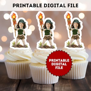 Könnte beinhalten: Drei Cupcakes mit weißem Zuckerguss und dekorativen Perlen. Jeder Cupcake ist mit einem Aufsteller einer Person mit einer Fackel gekrönt. Die Person trägt ein grünes Oberteil, braune Shorts und ein Bandana. Der Text "PRINTABLE DIGITAL FILE" ist sichtbar.