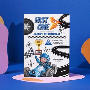 Modelo de convite de aniversário rápido com foto para meninos carro de corrida vermelho editável Canva convidar