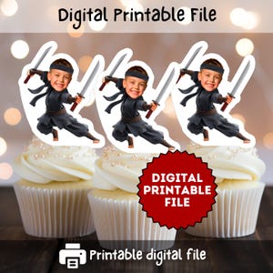 Puede incluir: Tres cupcakes con decoraciones temáticas de ninja. Cada figura de ninja es un dibujo animado con la cara de un niño, vestido con atuendo de ninja negro y sosteniendo una espada. La imagen incluye el texto "Digital Printable File" y "Printable digital file".