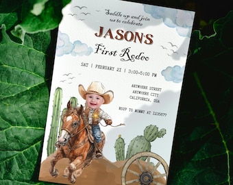 Pode incluir: Um convite para uma festa de primeiro aniversário com tema de cowboy com um fundo de aquarela de nuvens e cactos. O convite apresenta uma foto de um menino pequeno usando um chapéu de cowboy e montando um cavalo marrom. O texto do convite diz "Saddle up and join us to celebrate Jason's First Rodeo".