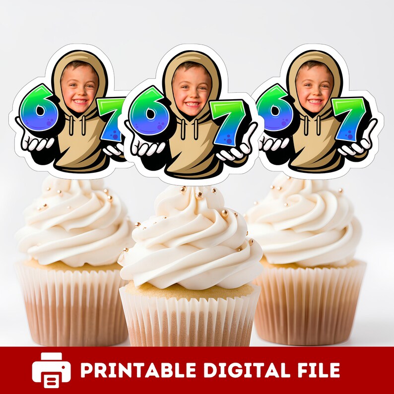 K&ouml;nnte beinhalten: Drei Cupcakes mit wei&szlig;em Zuckerguss und goldenen Streuseln, gekr&ouml;nt von einem digitalen Bild eines Kindes, das die Zahl 67 h&auml;lt. Das Bild ist in einem Kapuzenpullover. Der untere Teil des Bildes enth&auml;lt den Text "PRINTABLE DIGITAL FILE".