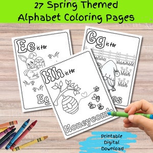 Puede incluir: Páginas para colorear en blanco y negro con letras del alfabeto e ilustraciones con temática primaveral. Las letras E, H y G son visibles, con ilustraciones de un conejo de Pascua, un panal y un gnomo. El texto "27 páginas para colorear con temática primaveral" está en la parte superior de la imagen. El texto "Descarga digital imprimible" está en la parte inferior de la imagen.