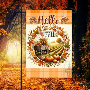 Puede incluir: Una bandera de jardín con temática otoñal con fondo blanco y borde de cuadros naranja. La bandera presenta una corona de hojas de otoño y un carro lleno de calabazas. El texto "Hello Fall" está escrito en una fuente decorativa.
