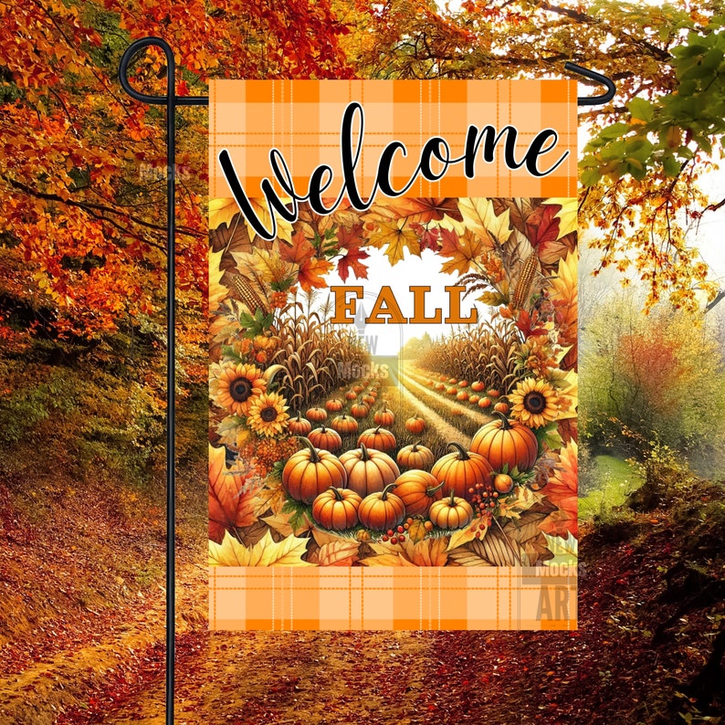 K&ouml;nnte beinhalten: Eine Herbst-Gartenflagge mit einem orange-wei&szlig; karierten Hintergrund. Die Flagge zeigt einen Kranz aus Herbstbl&auml;ttern, K&uuml;rbissen und Mais&auml;hren, die das Wort "FALL" umgeben.
