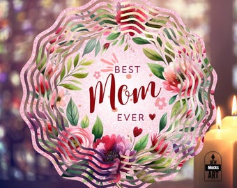Może przedstawiać: Różowy metalowy wiatraczek z kwiatowym wzorem i napisem "Best Mom Ever" w czerwonych literach.
