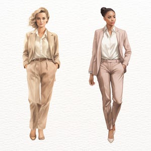 Puede incluir: Dos mujeres con trajes a juego. La mujer de la izquierda lleva un traje beige con una camisa blanca. La mujer de la derecha lleva un traje rosa con una camisa blanca.