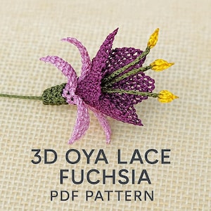 Puede incluir: Una flor de fucsia de encaje Oya 3D hecha a mano en tonos morado, rosa, verde y amarillo. La flor tiene detalles intrincados y está colocada sobre un fondo neutro. El texto de la imagen dice "3D OYA LACE FUCHSIA PDF PATTERN."