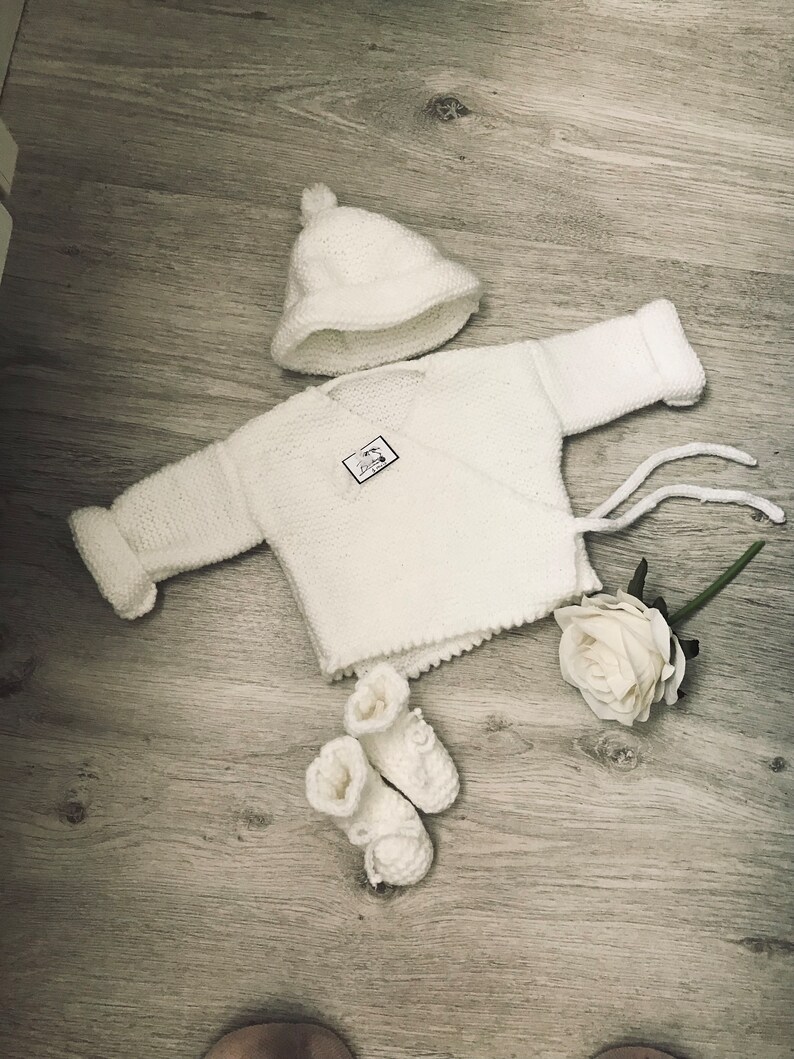 Brassière naissance cache cœur bébé avec son bonnet et ses chaussons image 4