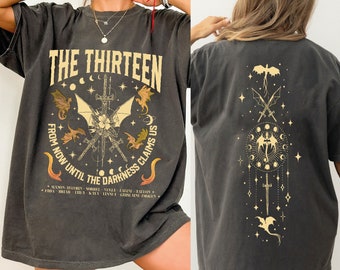 Könnte beinhalten: Ein schwarzes Oversize-T-Shirt mit einem grafischen Druck eines Schwertes und Drachen. Der Text auf dem Shirt lautet "The Thirteen From Now Until The Darkness Claims Us".